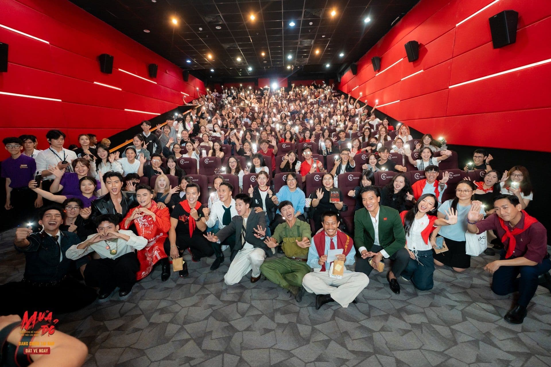 Dàn diễn viên và ê-kíp phim 'Mưa Đỏ' chụp ảnh cùng đông đảo khán giả trong rạp chiếu phim, thể hiện sự thành công phòng vé và sự đón nhận của công chúng.