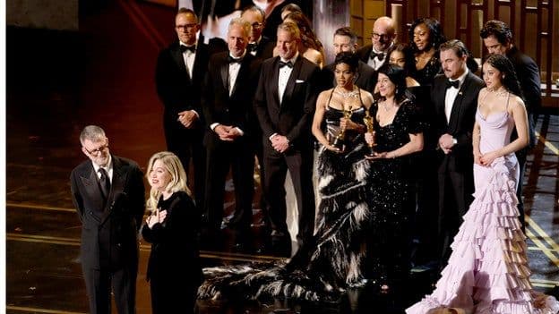 Dàn diễn viên và đoàn làm phim "Một Trận Chiến Này Nối Tiếp Trận Chiến Khác" ăn mừng chiến thắng giải Phim hay nhất tại Oscar.
