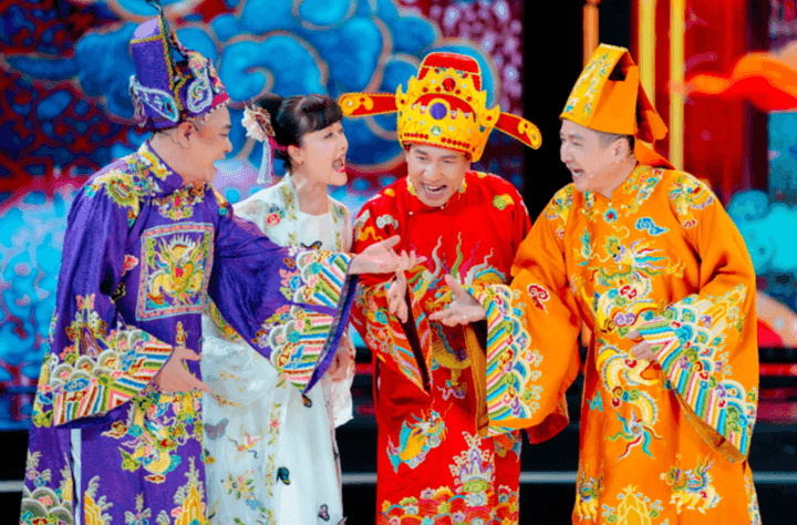 Dàn nghệ sĩ Táo Quân như Quốc Khánh, Tự Long, Chí Trung, Quang Thắng, Vân Dung biểu diễn trong chương trình 'Táo Quân trái mùa' trên VTV3.