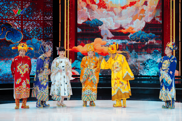 Dàn nghệ sĩ Táo Quân trên sân khấu, phản ánh cảm xúc tiếc nuối của khán giả về thời lượng ngắn và nội dung chưa trọn vẹn của phiên bản 'trái mùa'.