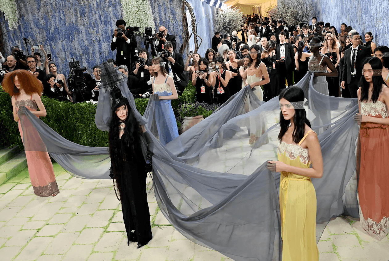 Dàn người mẫu và khách mời trong những bộ trang phục ấn tượng trên thảm đỏ Met Gala, với sự chú ý của giới truyền thông.