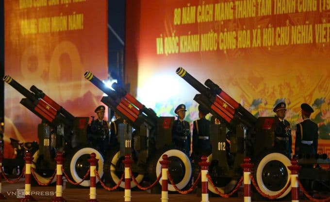 Dàn pháo lễ đặt tại Sân vận động Mỹ Đình sẵn sàng cho 21 phát đại bác khai hỏa, đánh thức tinh thần dân tộc.
