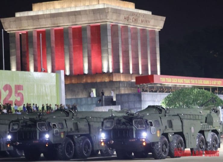 Dàn vũ khí, khí tài hiện đại như tổ hợp tên lửa diễu binh qua Quảng trường Ba Đình trong buổi tổng duyệt.