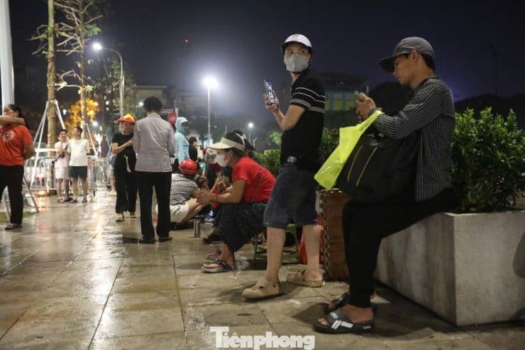 Dòng người đổ về các tuyến phố trung tâm Hà Nội từ rạng sáng để chờ xem tổng duyệt diễu binh, diễu hành.