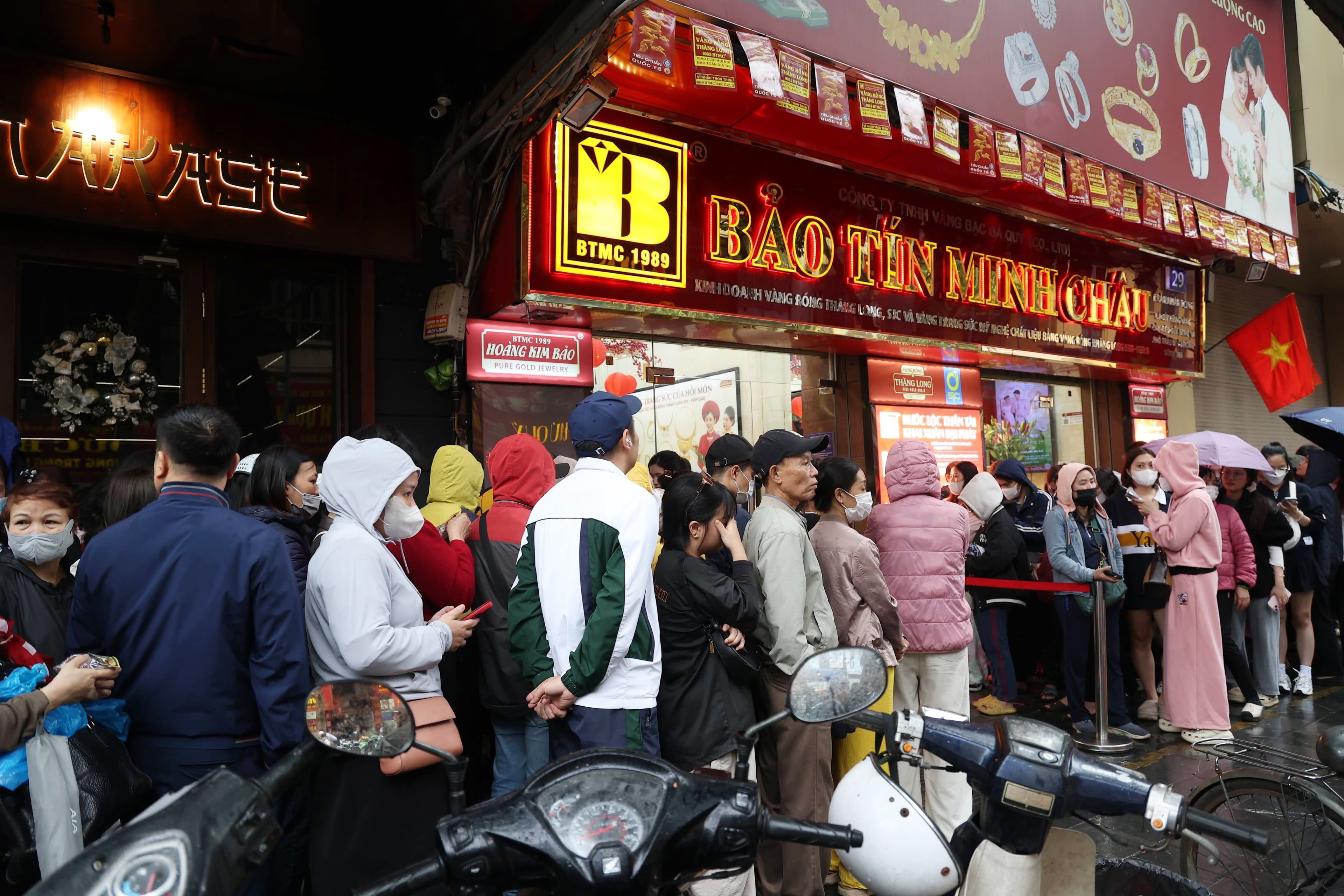 Dòng người xếp hàng dài bên ngoài tiệm vàng Bảo Tín Minh Châu vào ngày Vía Thần Tài, thể hiện sự náo nhiệt của thị trường vàng.