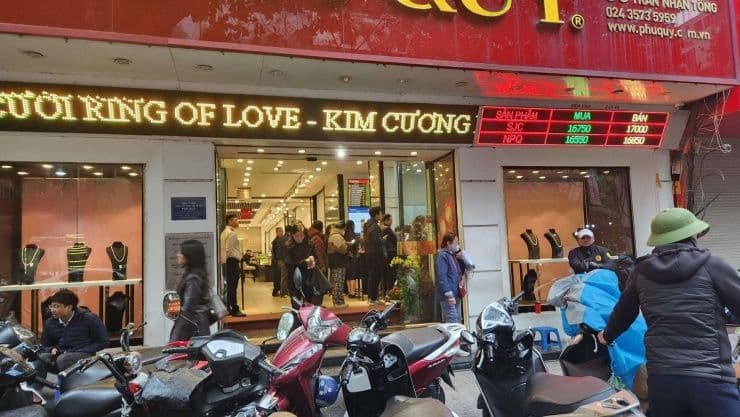 Dòng người xếp hàng dài chờ mua vàng tại một cửa hàng trên phố Trần Nhân Tông, Hà Nội.