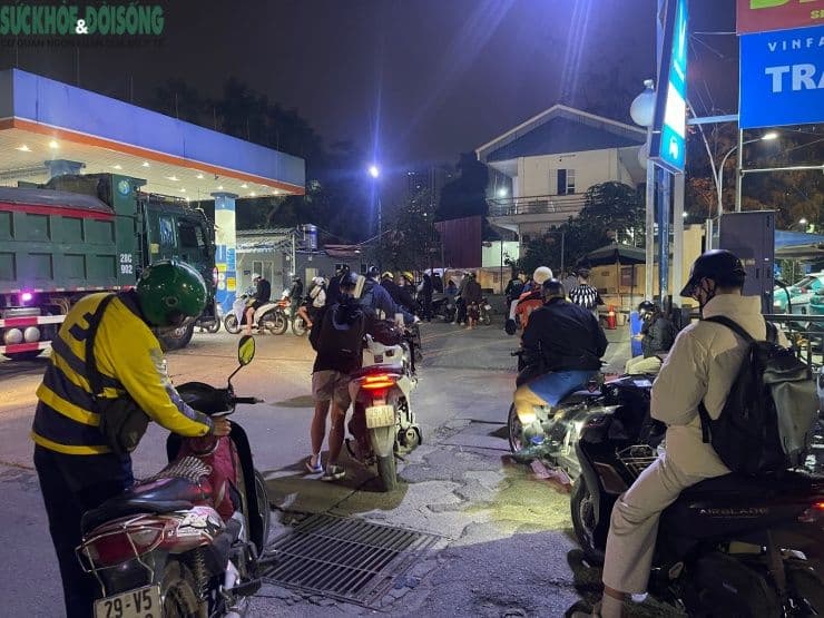Dòng người xếp hàng dài chờ đổ xăng tại cây xăng trên đường Lê Quang Đạo lúc nửa đêm.