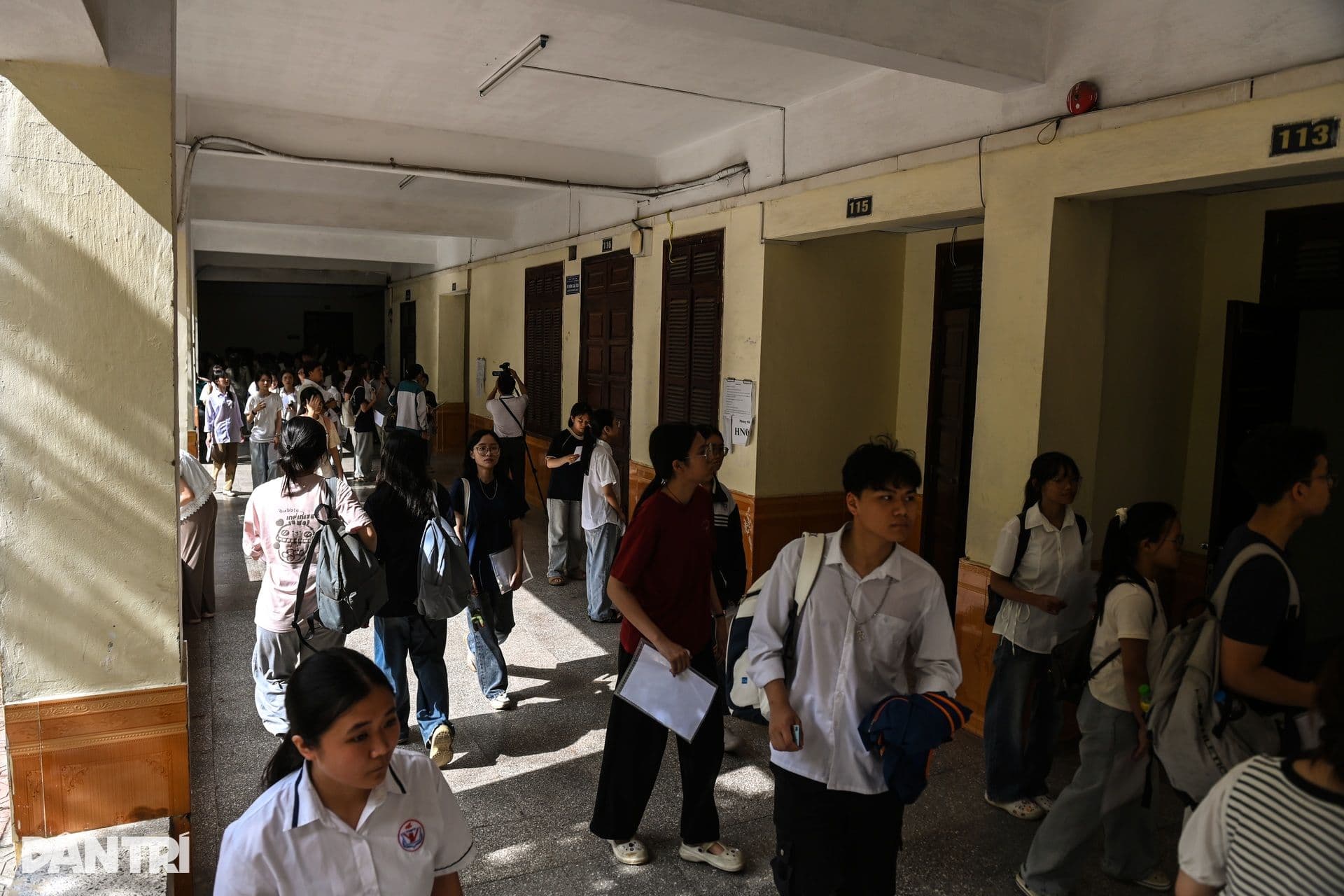 Dòng thí sinh đông đảo di chuyển trong hành lang trường, minh chứng cho sự hồi sinh của ngành Sư phạm.