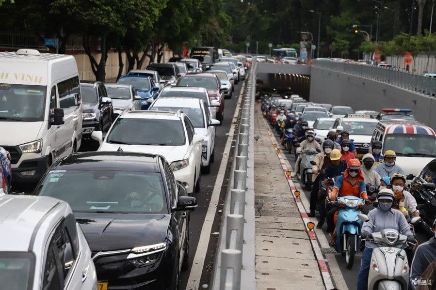Dòng xe cộ đông đúc trên đường phố, minh họa thách thức về giao thông trong quy hoạch phát triển vùng và sân bay.