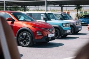 Dòng xe điện hiện đại, minh họa cho định hướng đầu tư vào công nghệ cao như sản xuất pin lithium cho xe điện của Hóa chất Đức Giang.