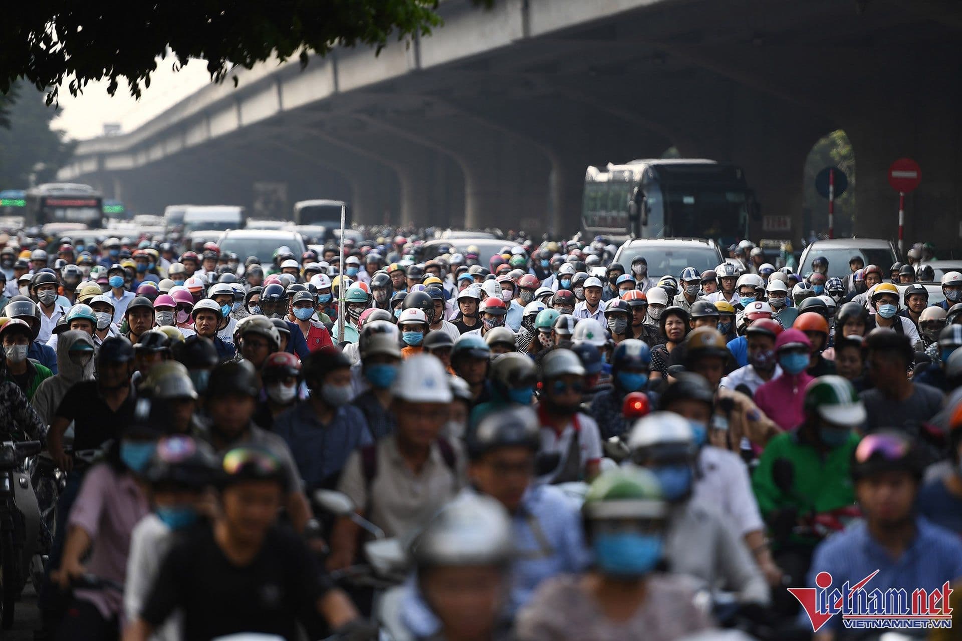 Dòng xe máy đông đúc trên đường phố Hà Nội, minh họa thói quen di chuyển của người dân thủ đô.