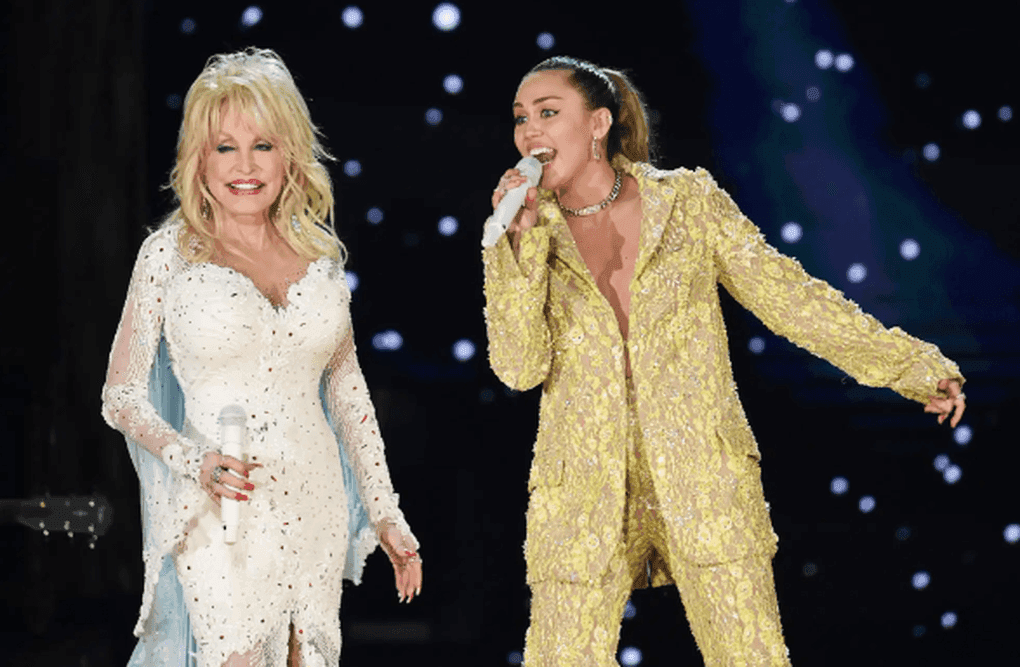 Dolly Parton biểu diễn cùng Miley Cyrus, thể hiện tầm ảnh hưởng và di sản âm nhạc vượt thời gian.