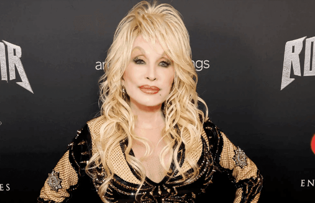 Dolly Parton với nụ cười rạng rỡ và phong cách lộng lẫy, biểu tượng của sự lạc quan và khát vọng không ngừng.