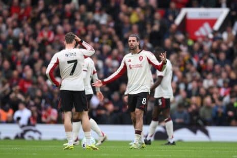 Dominik Szoboszlai của Liverpool thể hiện sự thất vọng trên sân, phản ánh phong độ kém cỏi của đội.