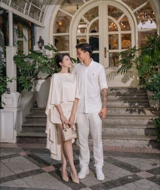 Doãn Hải My và Đoàn Văn Hậu đứng cạnh nhau, nhìn nhau đầy tình cảm, thể hiện sự gắn bó và hỗ trợ.