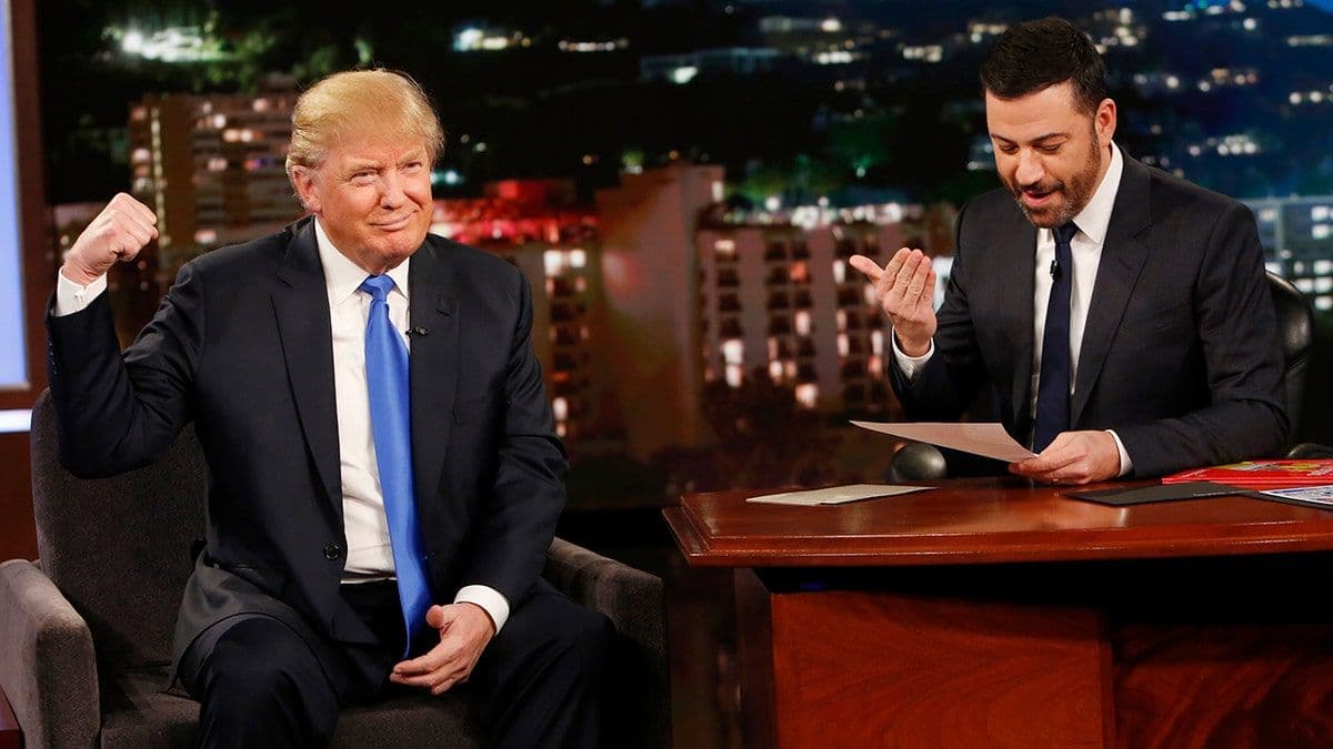 Donald Trump và Jimmy Kimmel trong một cuộc phỏng vấn năm 2015, minh họa mối quan hệ và sự giao thoa giữa giải trí và chính trị.