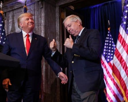 Donald Trump và Lindsey Graham tươi cười giơ ngón tay cái bên cạnh cờ Mỹ
