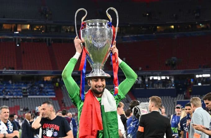 Donnarumma ăn mừng chức vô địch Champions League cùng PSG, một vinh quang không đảm bảo tương lai.