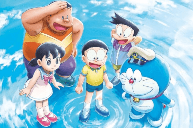 Doraemon đội mũ thuyền trưởng cùng Nobita, Shizuka, Suneo và Gian đứng cùng nhau, thể hiện sự kết hợp giữa hoài niệm và hiện đại trong phiên bản phim mới