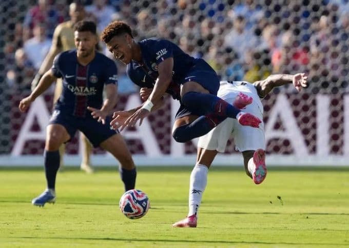 Doue va chạm với cầu thủ đối phương trong trận Botafogo 1-0 PSG sáng 20/6. Ảnh: BFR