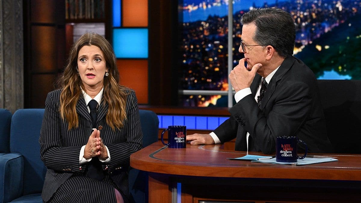 Drew Barrymore và Stephen Colbert trên chương trình The Late Show khi cô kể về tai nạn xe đạp điện của con gái.
