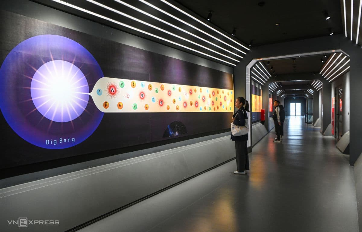Du khách khám phá hành lang trưng bày về Vụ Nổ Lớn và lịch sử hình thành vũ trụ tại Bảo tàng Vũ trụ Việt Nam.