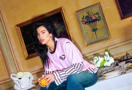 Dua Lipa mặc áo đấu màu hồng của câu lạc bộ Palermo FC, minh họa cách ngôi sao quảng bá hình ảnh thành phố.