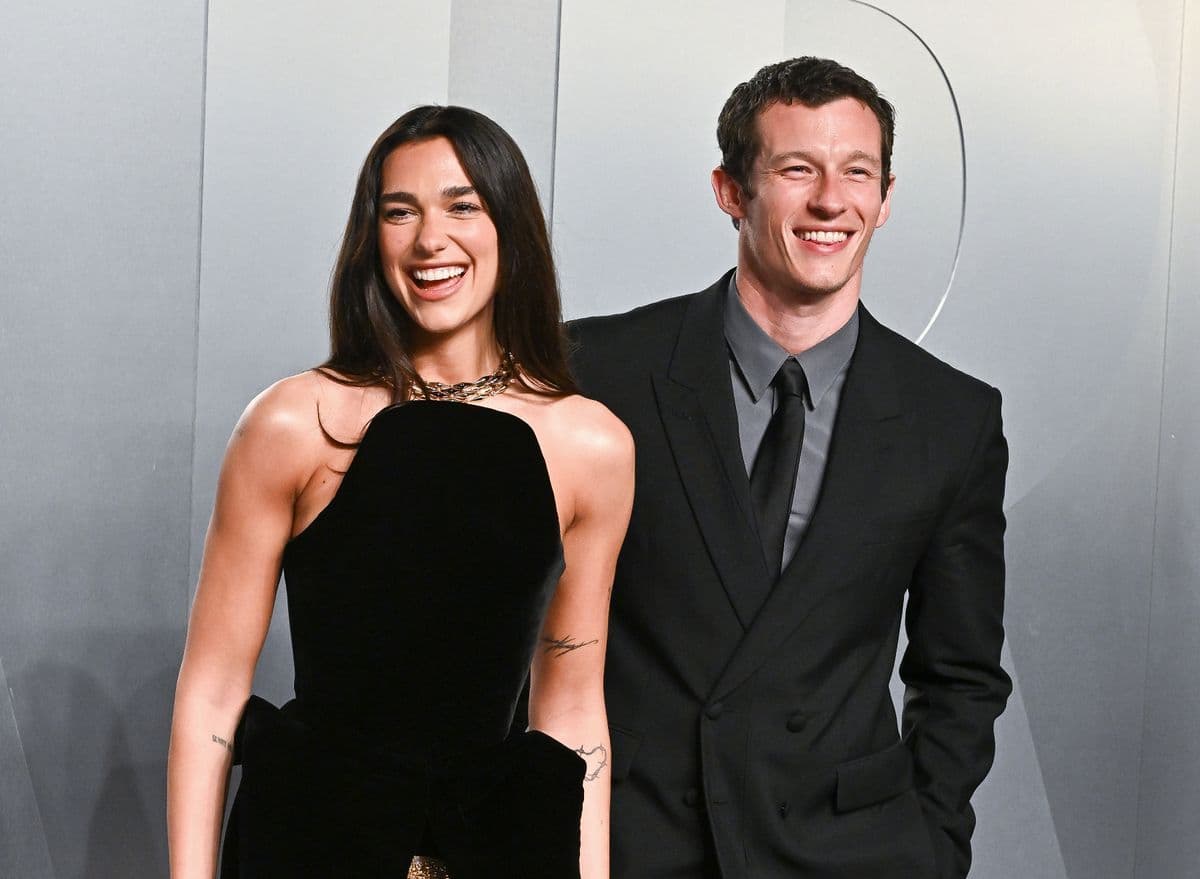 Dua Lipa và Callum Turner xuất hiện trang trọng tại một sự kiện công khai