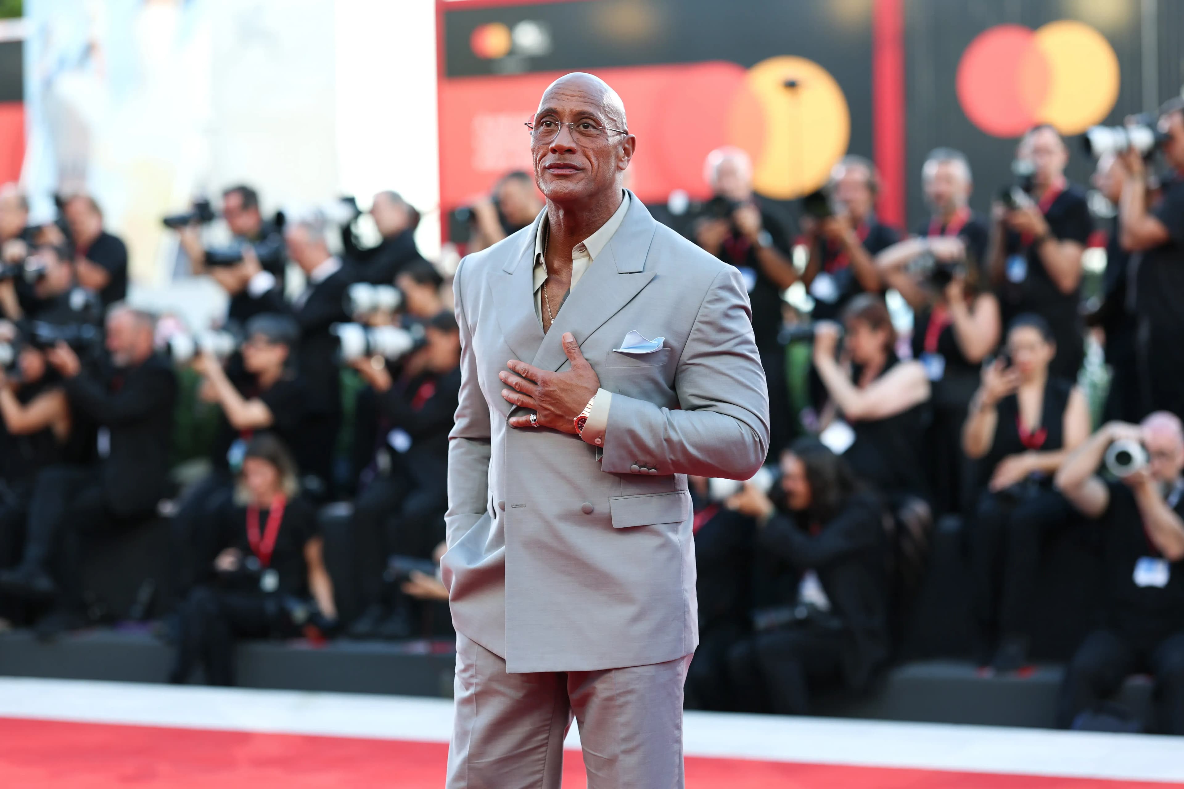 Dwayne Johnson tại thảm đỏ Liên hoan phim Venice với phim 'The Smashing Machine'