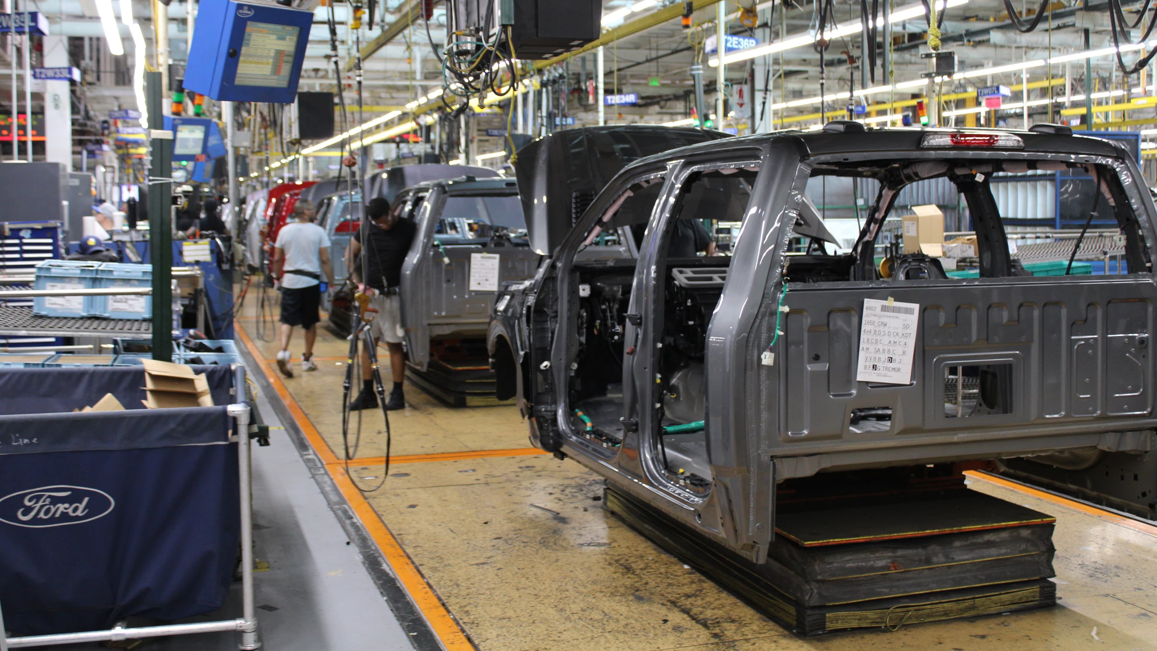 Dây chuyền lắp ráp ô tô, thể hiện quá trình sản xuất và những thách thức về công nghệ động cơ trong ngành.