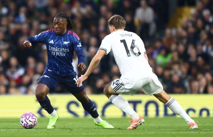 Eberechi Eze thể hiện sự linh hoạt trong vai trò 'cánh chim tự do' tại Arsenal