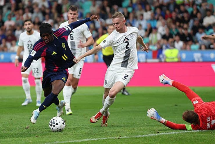 Elanga vượt qua hậu vệ và thủ môn Oblak, ghi bàn mở tỷ số cho Thụy Điển.