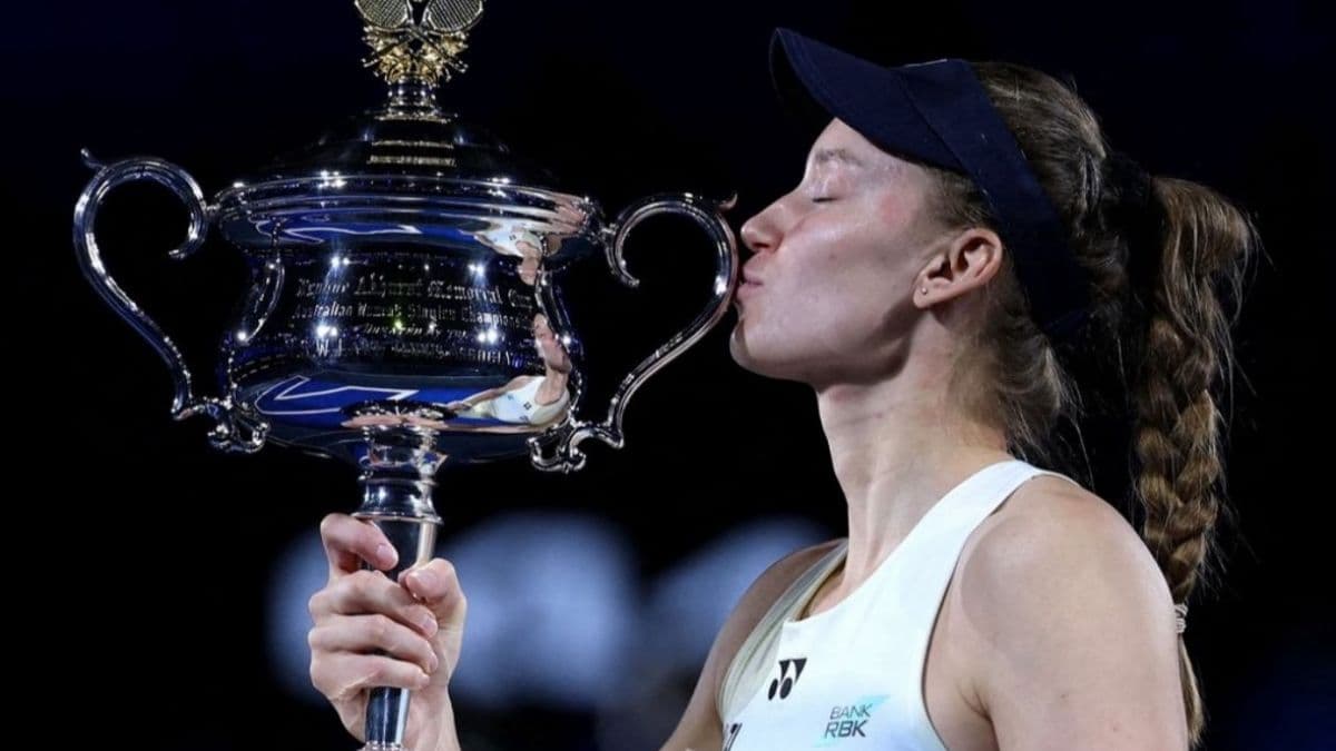 Elena Rybakina hôn cúp vô địch Úc Mở rộng 2026 sau chiến thắng