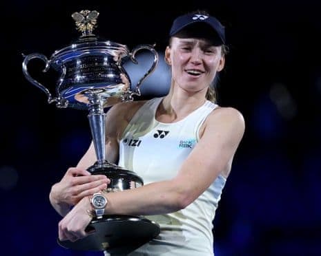 Elena Rybakina mỉm cười lặng lẽ nâng cao cúp vô địch Australian Open.