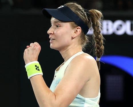 Elena Rybakina ăn mừng chiến thắng sau khi đánh bại Aryna Sabalenka.