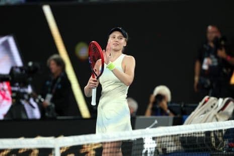 Elena Rybakina ăn mừng chiến thắng, thể hiện ý chí kiên cường vượt qua thử thách.