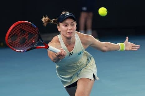 Elena Rybakina tập trung thực hiện cú trả bóng mạnh mẽ trên sân.