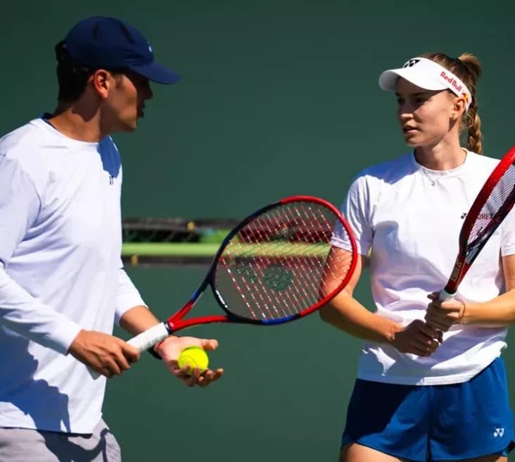 Elena Rybakina và huấn luyện viên Stefano Vukov trên sân quần vợt.