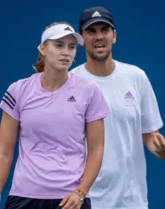 Elena Rybakina với vẻ mặt căng thẳng, thể hiện áp lực tâm lý trong sự nghiệp.