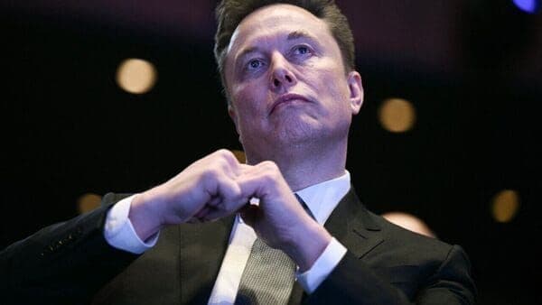 Elon Musk, CEO của xAI, công ty phát triển Grok Imagine, thể hiện sự quyết tâm trong bối cảnh tranh cãi về kiểm duyệt nội dung AI.