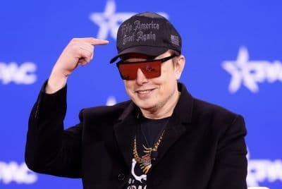 Elon Musk đội mũ 'Make America Great Again' và đeo kính râm, thể hiện khía cạnh gây tranh cãi của ông trên mạng xã hội