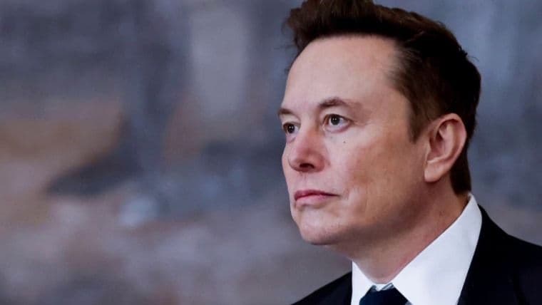 Elon Musk, người sáng lập xAI và Grok, trong bối cảnh các hợp đồng với chính phủ Mỹ.