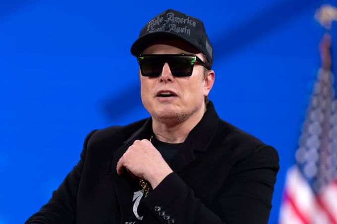 Elon Musk phát biểu, thể hiện tầm ảnh hưởng và niềm tin vào tương lai của Tesla và đế chế công nghệ của ông.