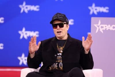 Elon Musk phát biểu trước lá cờ Mỹ, đại diện cho tầm nhìn công nghệ và không gian của ông