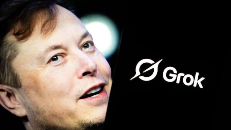 Elon Musk và logo Grok, biểu tượng cho AI đang gặp vấn đề.