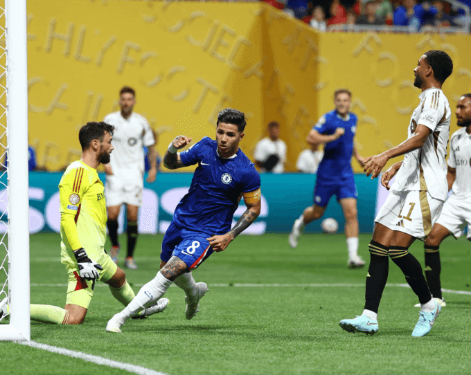 Enzo Fernandez (áo xanh) mừng bàn ấn định tỷ số trong trận Chelsea thắng Los Angeles FC 2-0 trên sân Mercedes-Benz, Atlanta, Georgia, Mỹ ngày 16/6. Ảnh: Reuters
