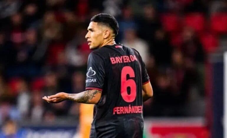 Equi Fernández trong màu áo Bayer Leverkusen với biểu cảm khó hiểu sau thẻ đỏ ra mắt Bundesliga.