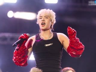 Erik biểu diễn trên sân khấu, minh chứng cho hành trình tái tạo và tìm lại ánh sáng riêng