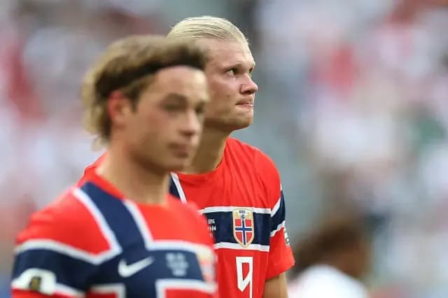 Erling Braut Haaland của Na Uy phản ứng, tượng trưng cho triết lý bóng đá thực dụng và hiệu quả của đội