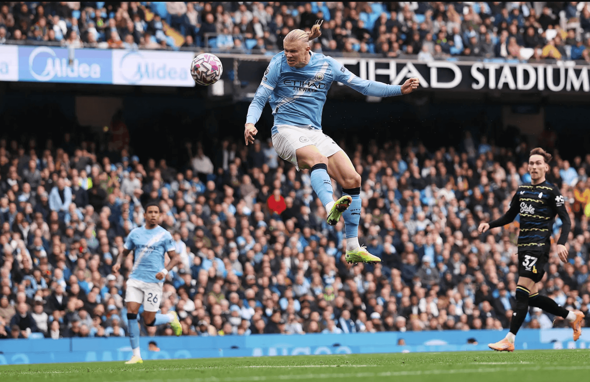Erling Haaland bật cao đánh đầu ghi bàn mở tỷ số cho Man City